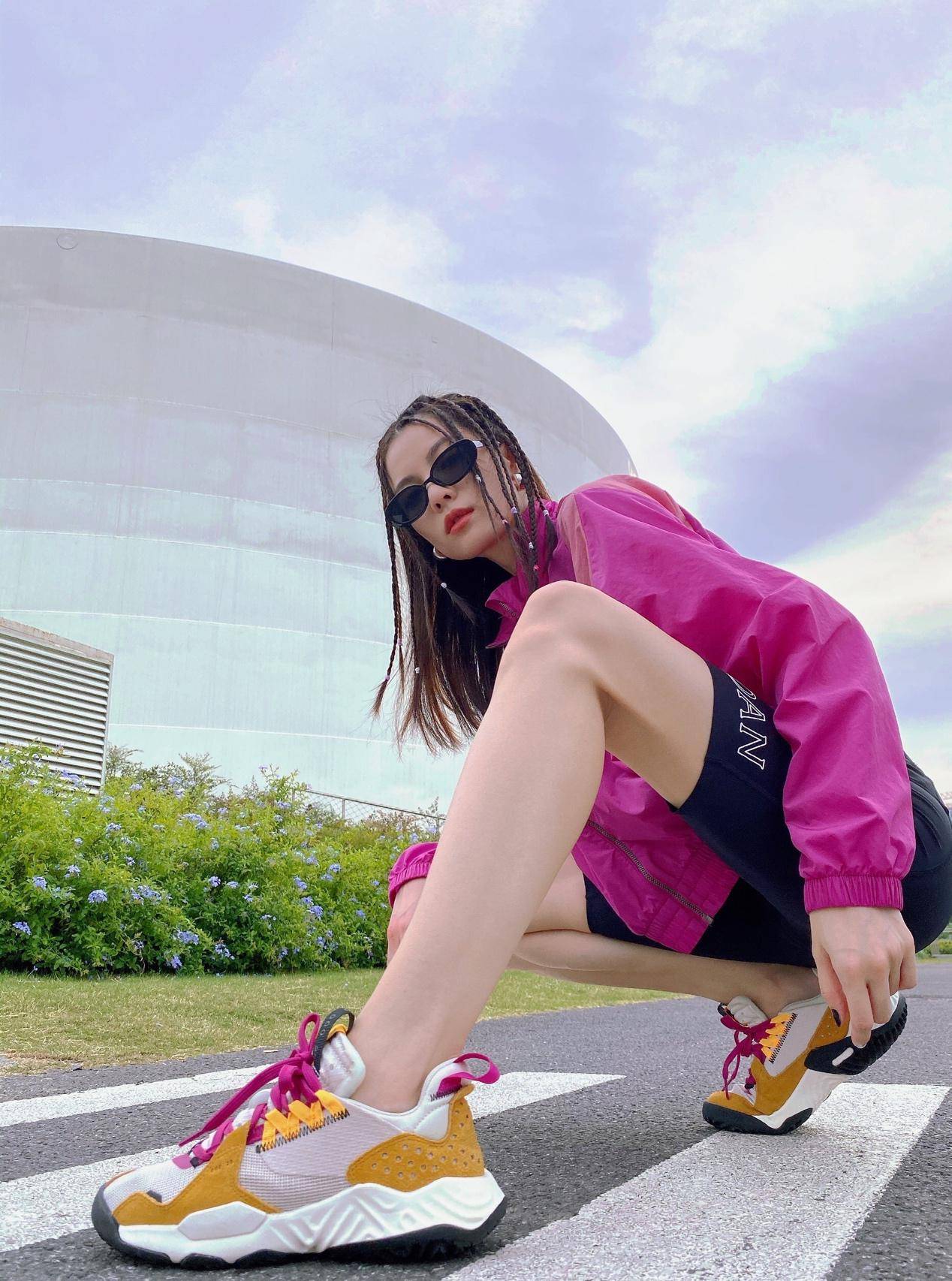 原创钟楚曦复古红裙显优雅油画质感精美绝伦法式盘发造型slay全场