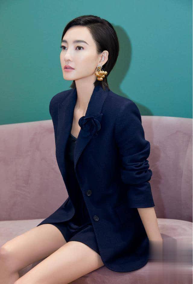 34岁王丽坤剪短发瞬间变高级,身穿西服套装干练时尚,美呆