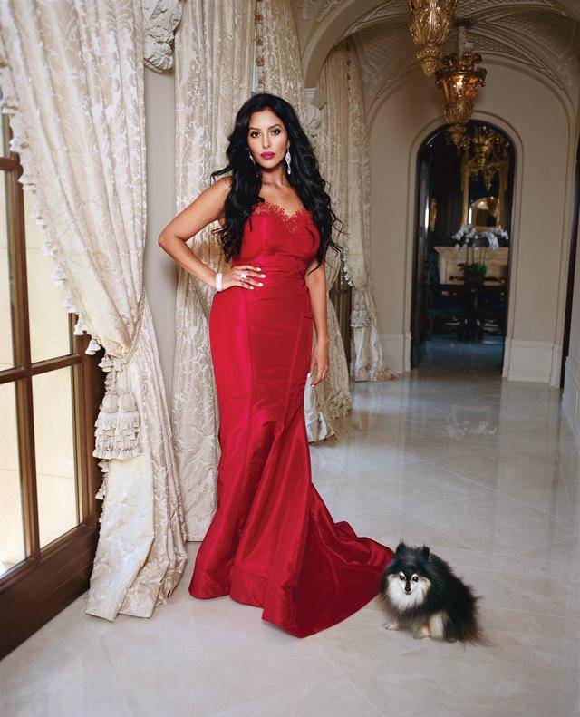 瓦妮莎穿高跟鞋晒新纹身,小腿纤细血管突出,穿一身黑神似卡戴珊_科比