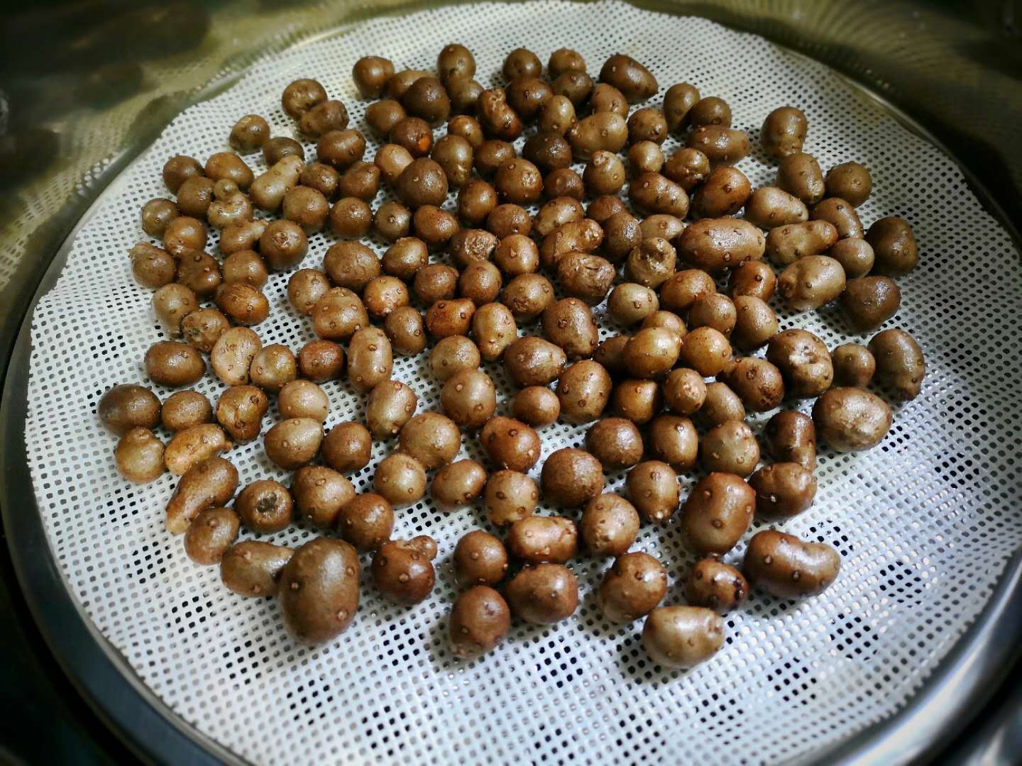 3,将山药豆放入蒸锅中大火烧开转中火蒸.
