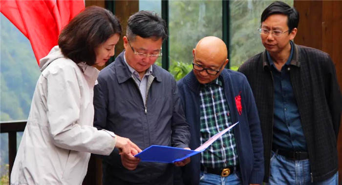 中国野生植物保护协会三峡药用植物园揭牌成立