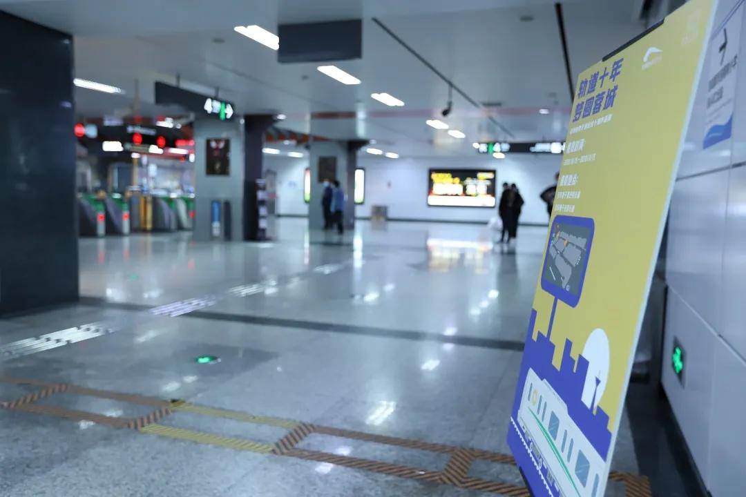 成都地铁 宽窄巷子:成都地铁开通运营十周年画展,今日开启!