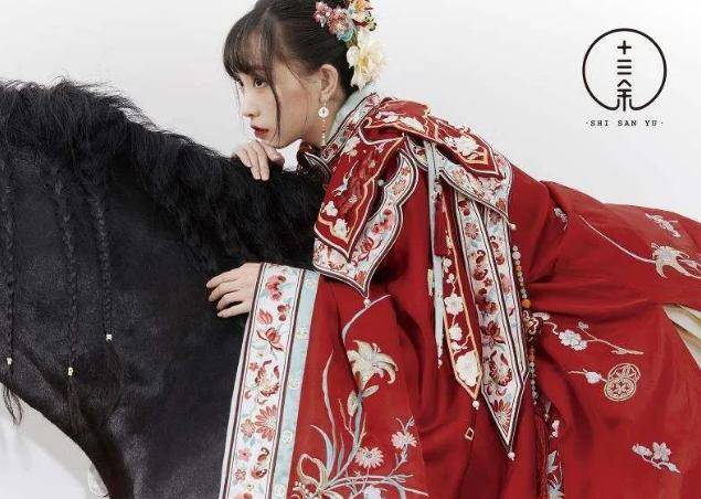 "十三余"品牌于2016年在杭州成立,创始人小豆蔻儿和ceo路洋是两个生于