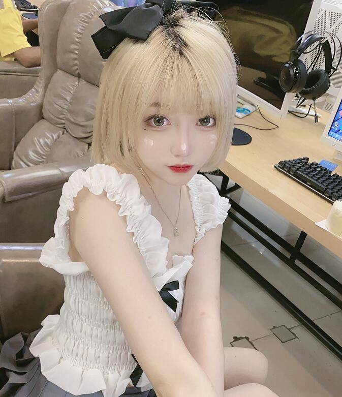 咬米陷入滤镜风波,拍摄最新作品,结果背后的空间都扭曲了