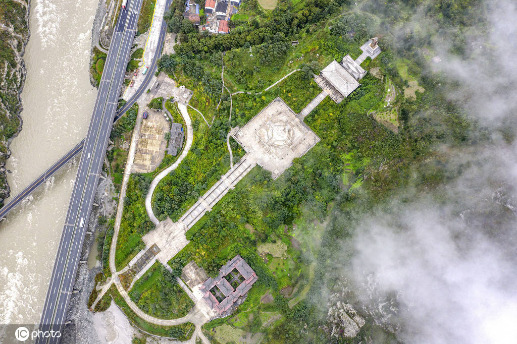 汶川大禹文化旅游区秋高气爽,云雾缭绕风景如画