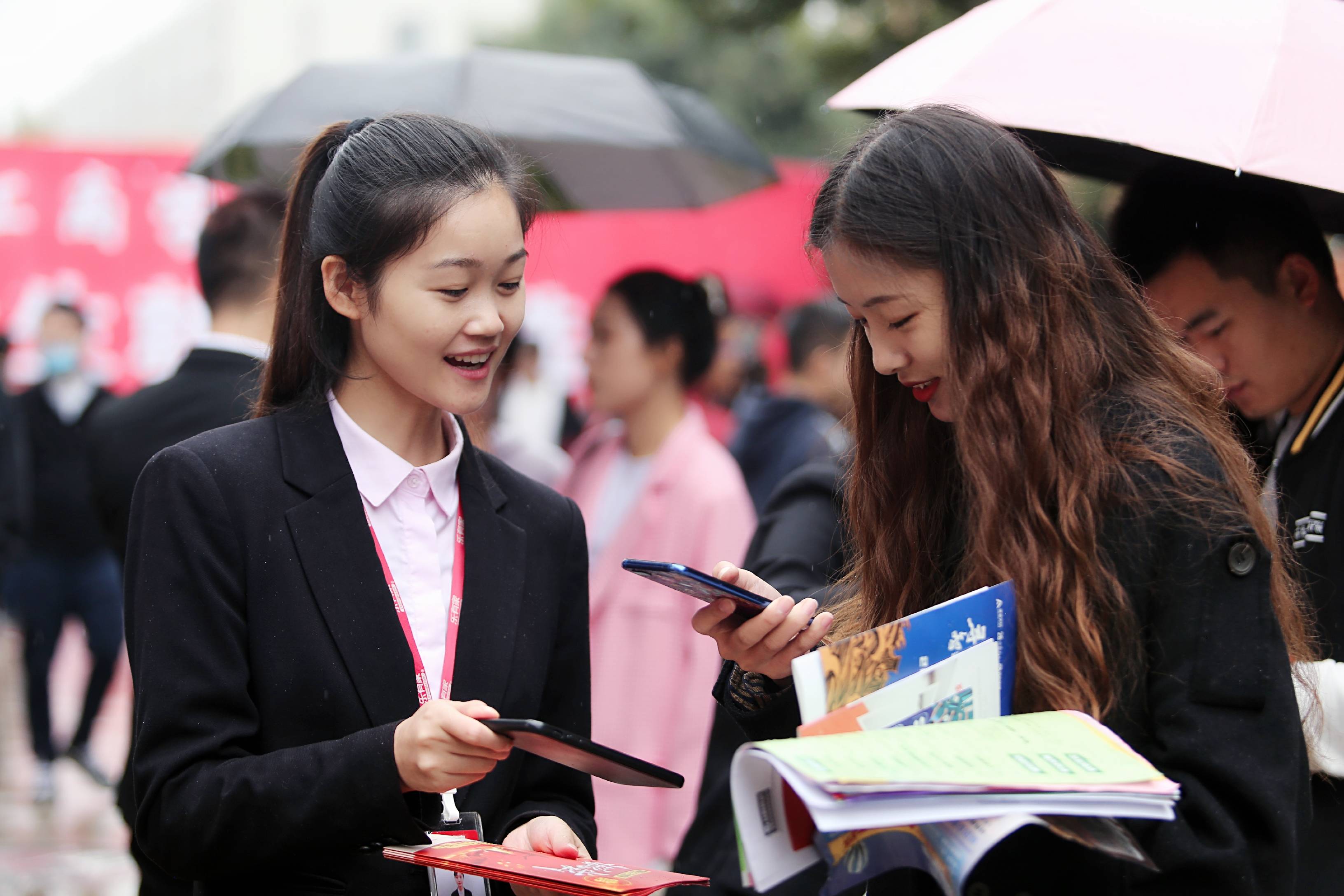 郑州工商学院举办就业双选会 提供万余岗位