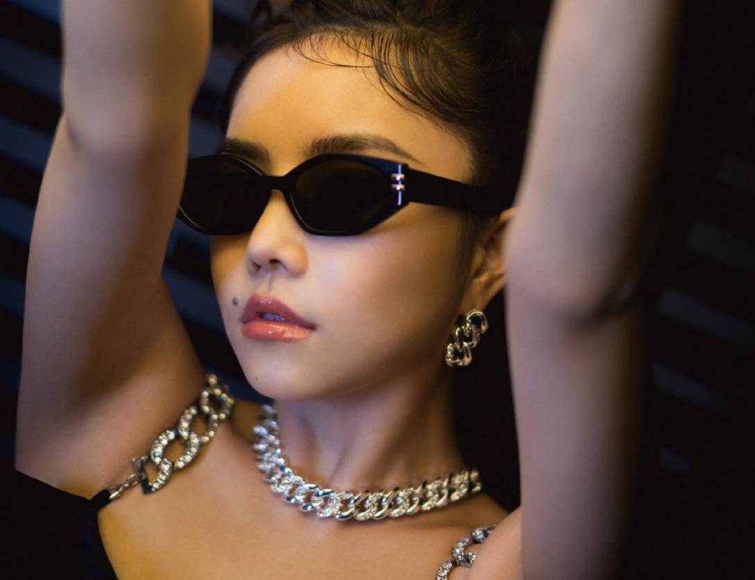 是那时候是初次亮相,很多人对安崎是保持一种强烈的