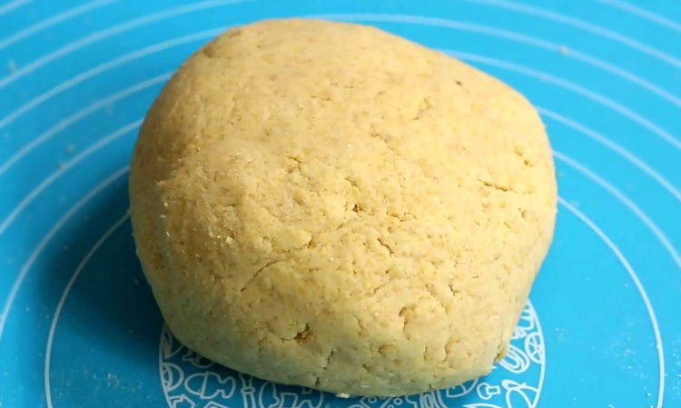 小米别再煮粥了,加2个鸡蛋,下锅一炸,爽口酥脆,营养丰富_薄饼