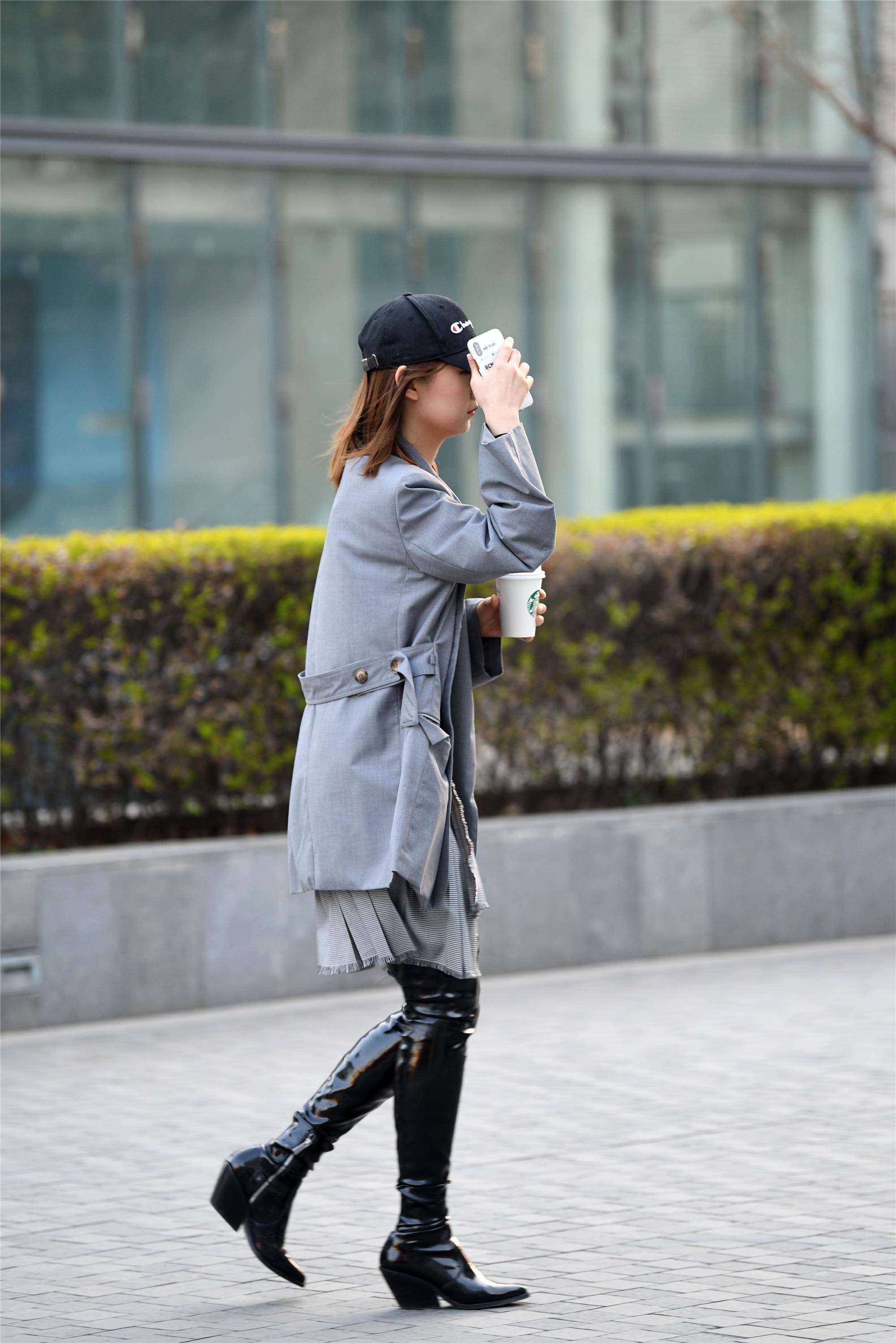 美女棕色羽绒服像一件皮夹克,搭配收腿的裤子,非常精彩