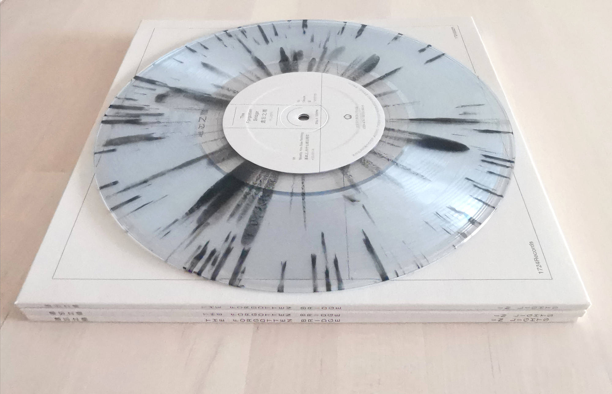 篇章,透明溅黑色的材质,就是inlights乐队的首张#黑胶唱片# 站在时间