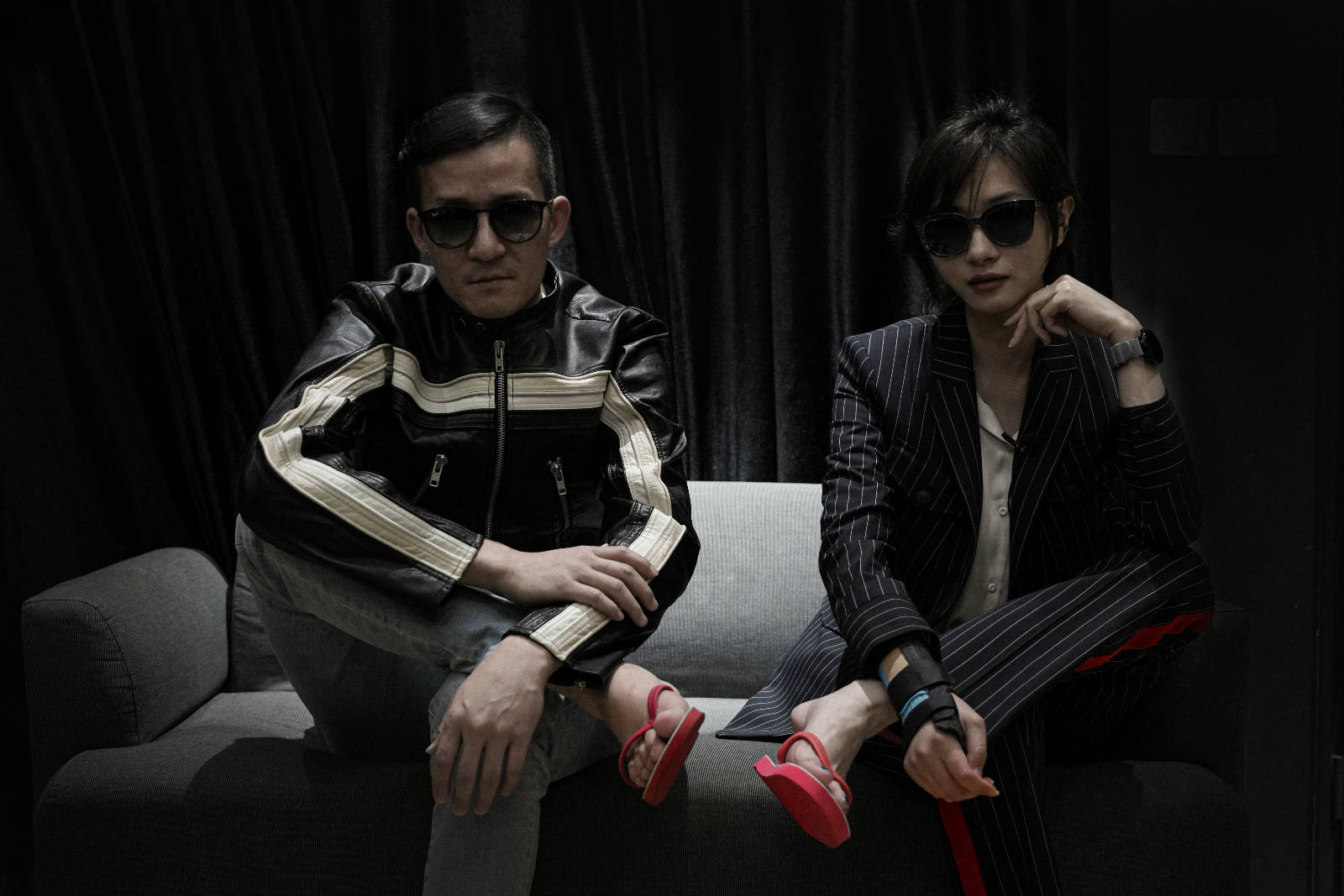 脚蹬红色人字拖,万茜,五条人联手加盟快手"一千零一夜"