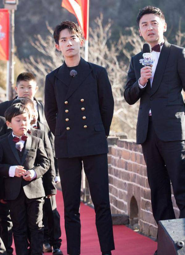 同样是穿西服,易烊千玺和雷佳音两人穿出了不一样的感觉