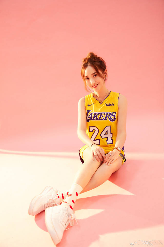 原创nba美女主播佳依长相甜美身材傲人堪比美娜小姨妈