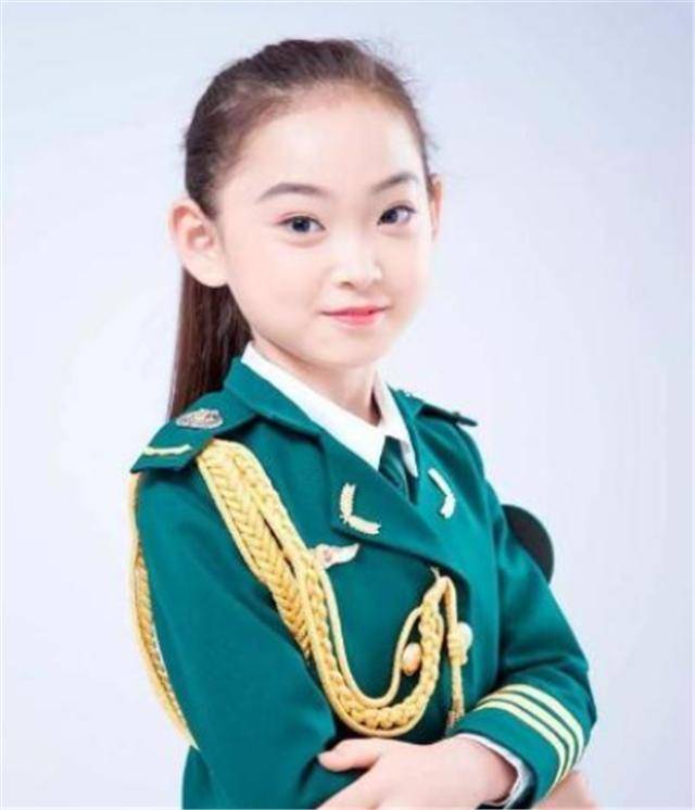 4岁上梨园春,6岁上春晚,9岁不幸早逝,童星经济你如何看待?_邓鸣