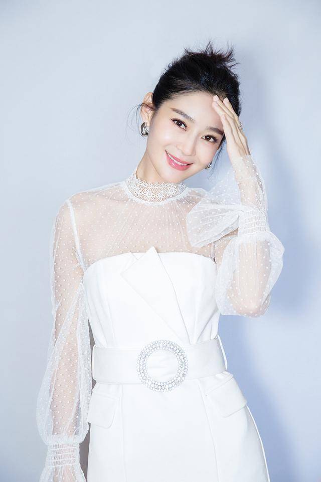 原创王媛可好清新一袭白色网纱裙气质如梦似幻简约穿搭很吸睛