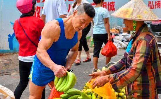 同样是七旬老汉,这位中国"健身达人"身材完全不输施瓦辛格!