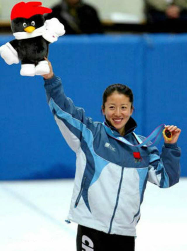 她是速滑女神,世界冠军拿到手软,如今44岁气质非凡身职高位_杨扬