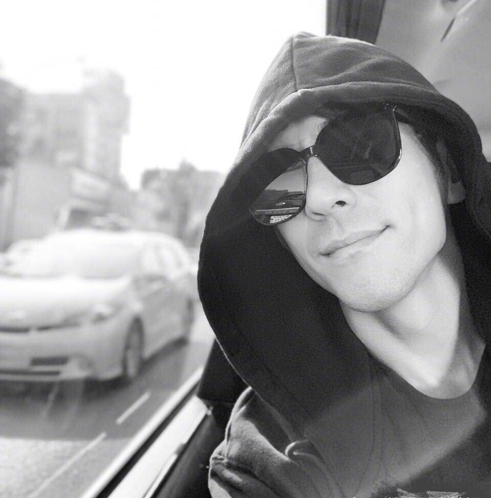 这个时间点收工,满足,享受夕阳,照片中的修杰楷身穿戴帽衫,墨镜遮面