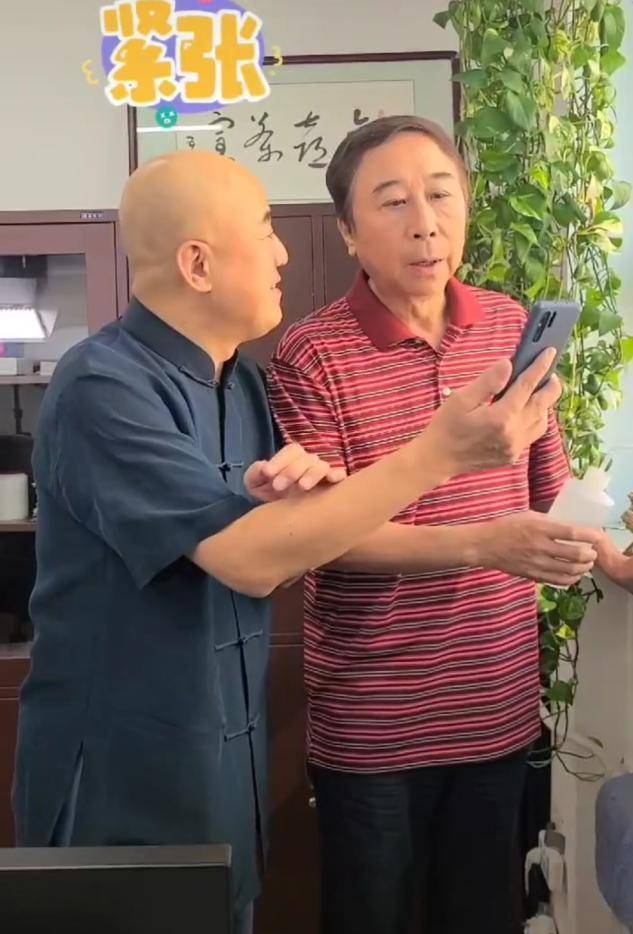 巩汉林冯巩罕见同框冯巩头发花白略显老气休息室上四字超幽默