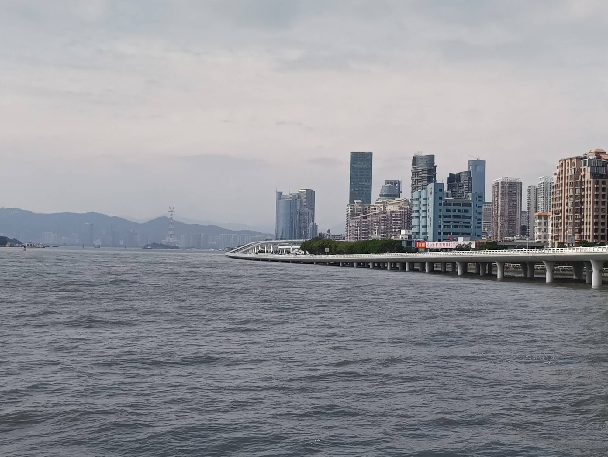 当世界上离海平面最近桥梁与天文大潮相遇演武大桥无限贴近海面