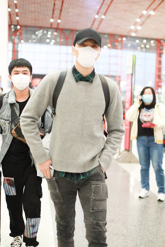 阿云嘎清早搭机穿羊毛衫御寒牛仔裤造型绅士儒雅