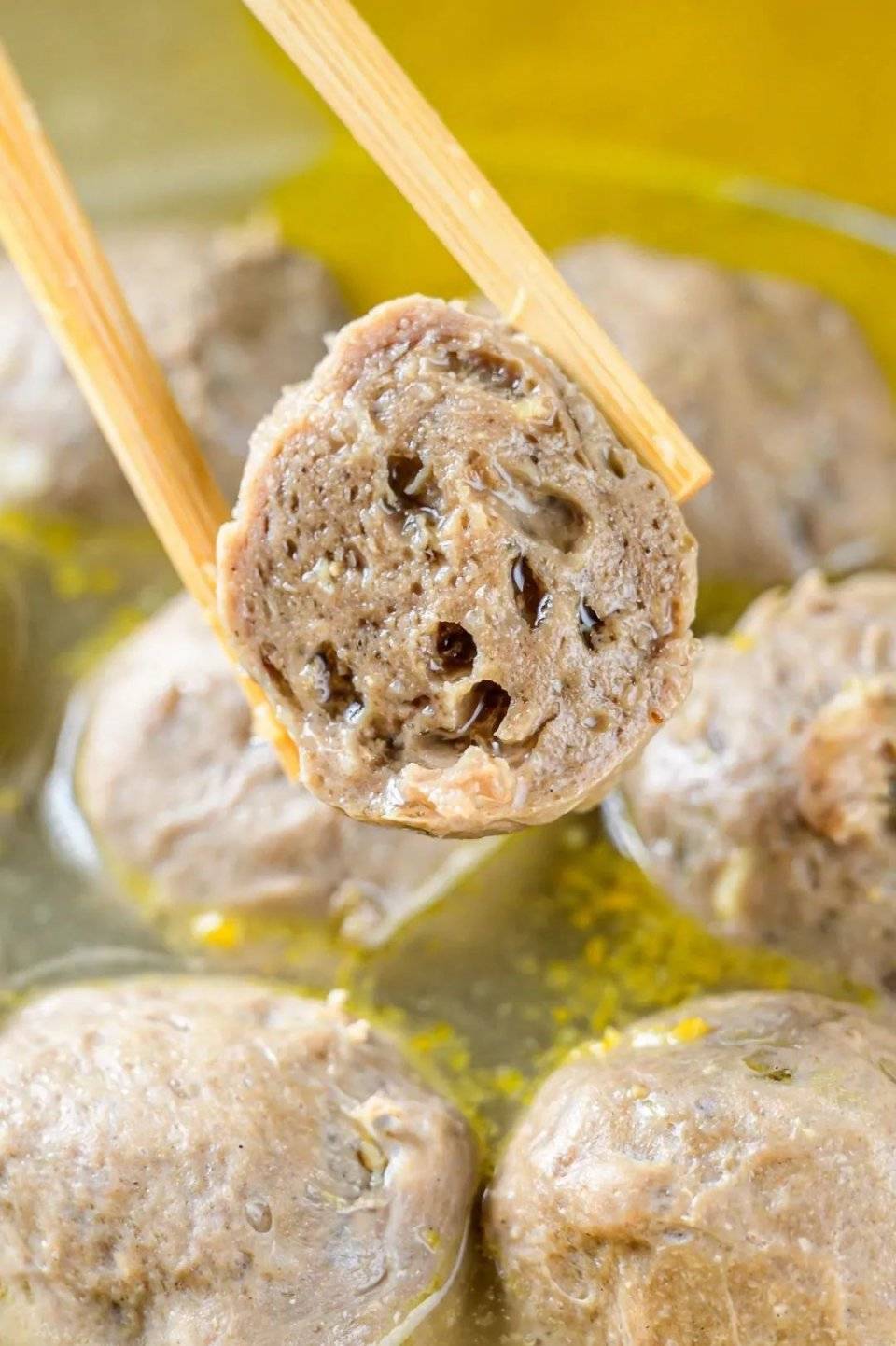 牛肉丸在锅中翻滚着,潮汕人的一日三餐:非粿条莫属,= 牛肉丸粿条汤 =