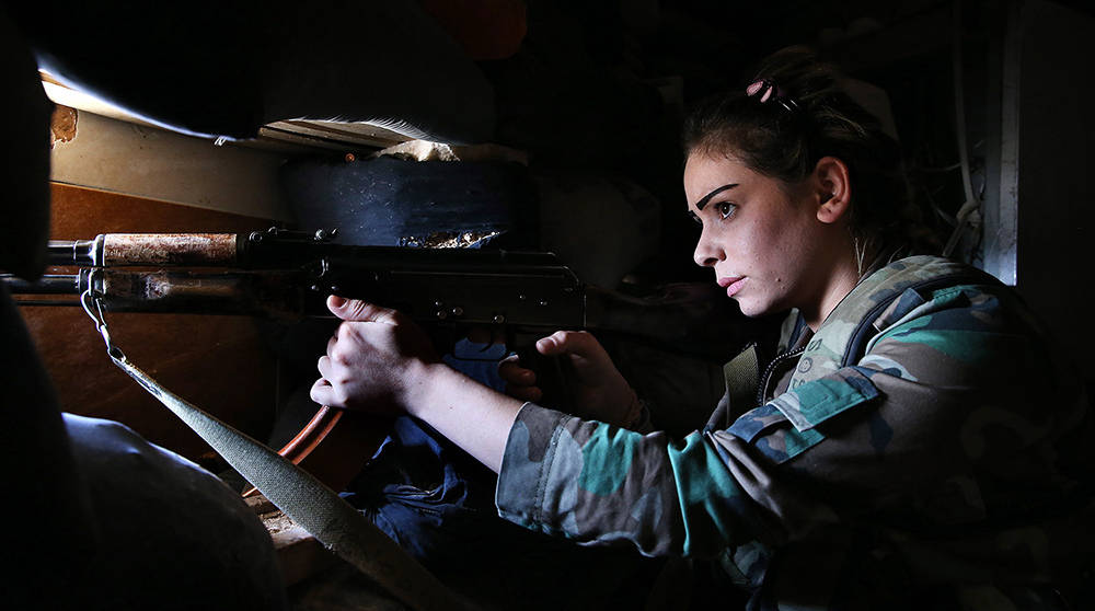 战火中的女孩高清图片