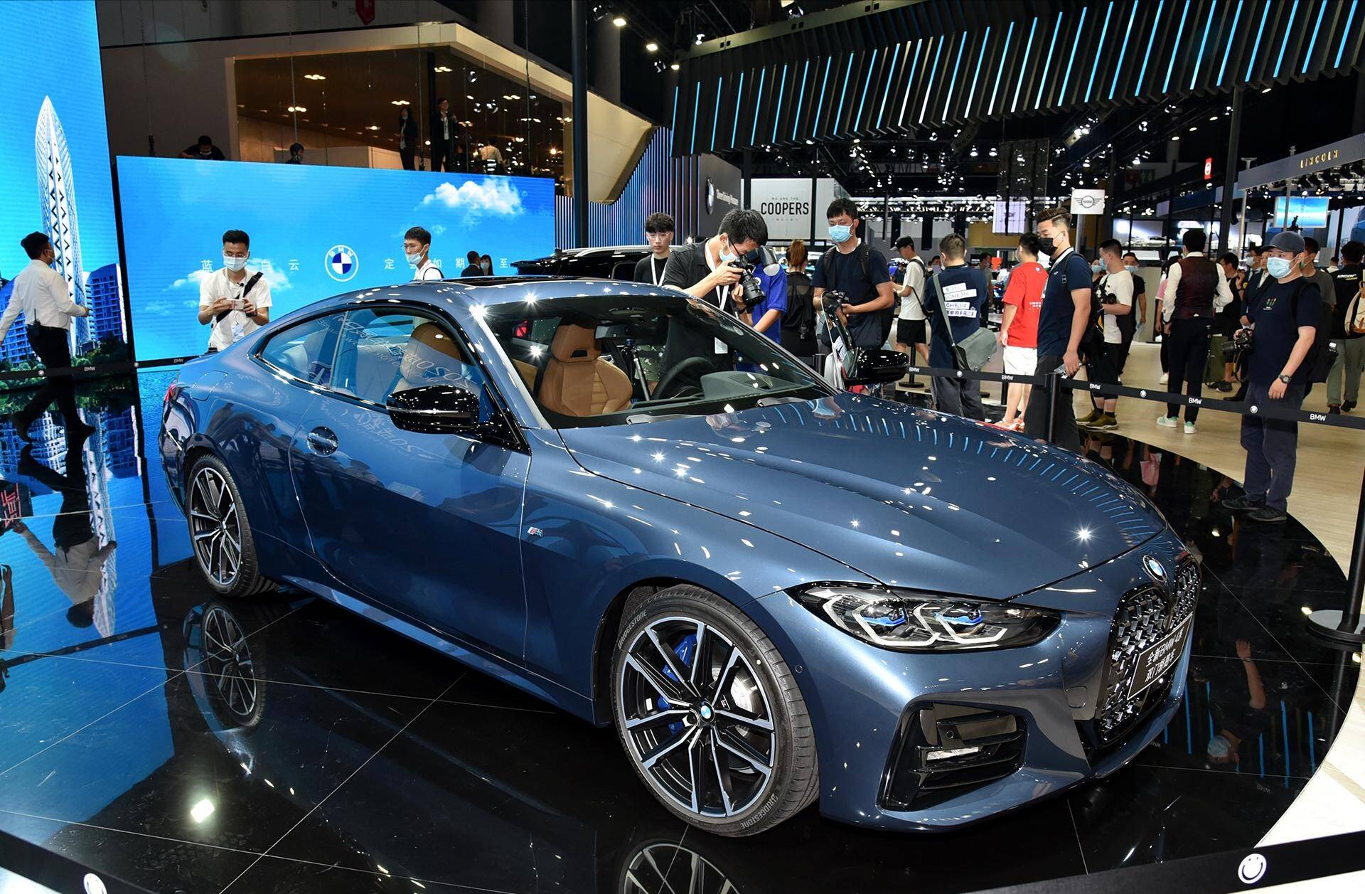 最新款宝马4系轿跑大鼻孔造型敞篷加速6秒比奥迪a5霸气