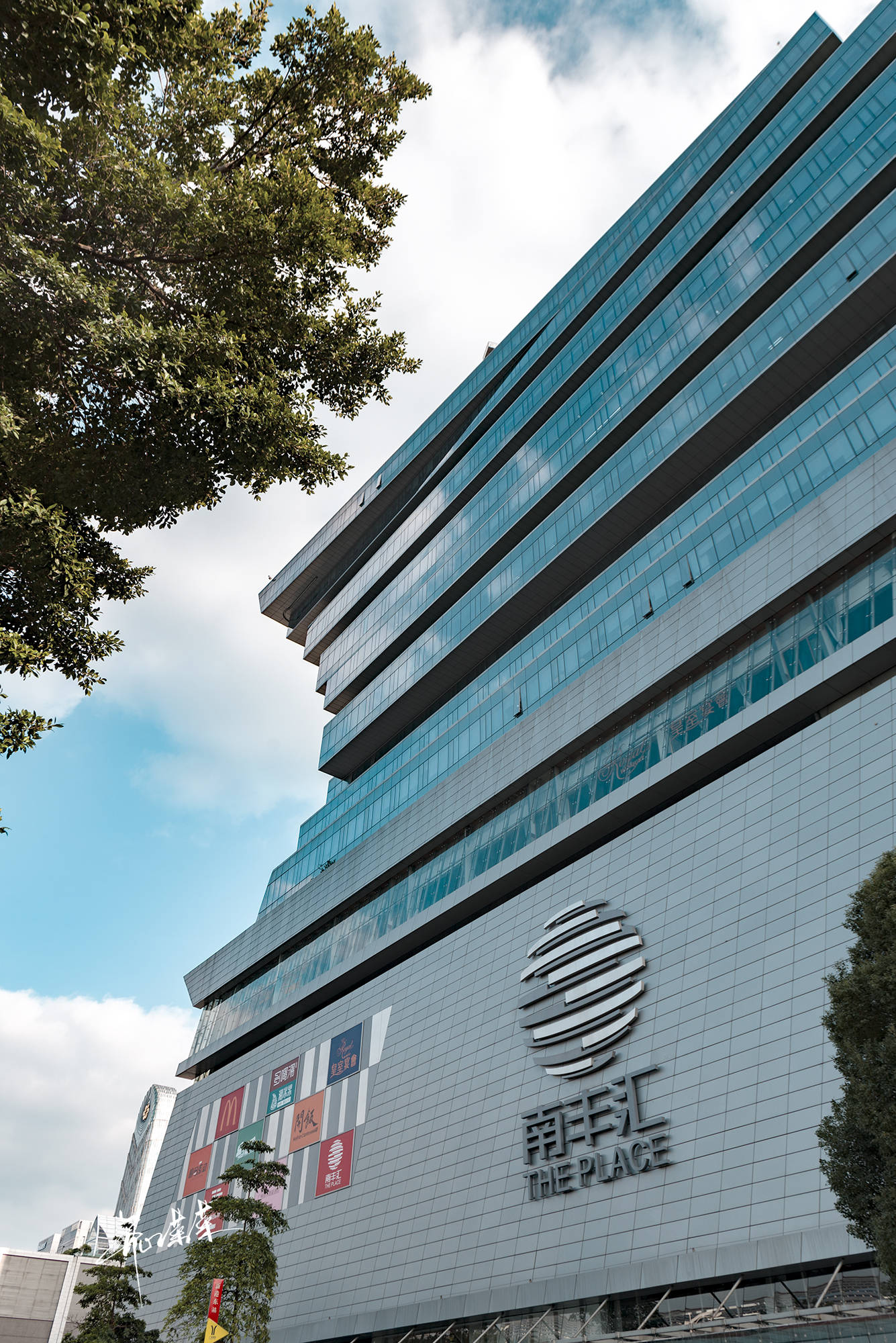 广州最奇葩大楼下面是棺材上面是金条而且有两座还一模一样