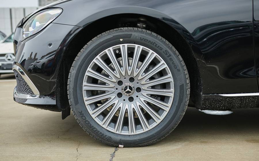 奔驰e级轮胎品牌为韩泰,前后轮胎标配规格均为245/45 r18,采用了多辐