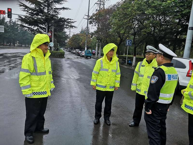 義馬市公安局交警大隊積極開展文明城市創建工作