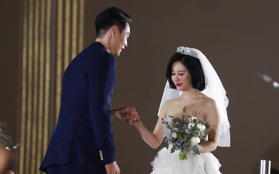 四川球员孟达迎娶娇妻,婚礼现场很奢华,队友送祝福