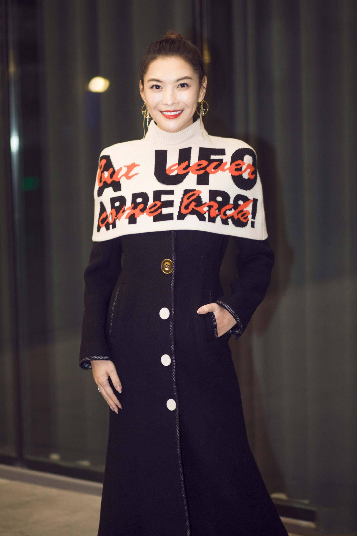 "栗坤"气质太高级,把大衣当连衣裙来穿,加上长筒靴美出国际范_手机