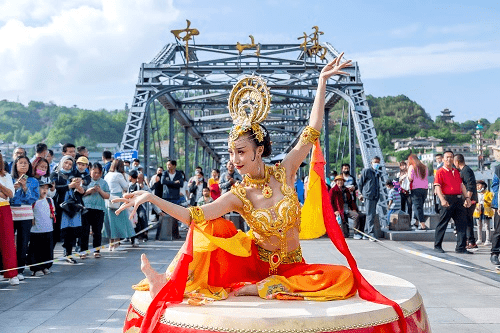 在沙漠里跳飞天舞的小姐姐火了