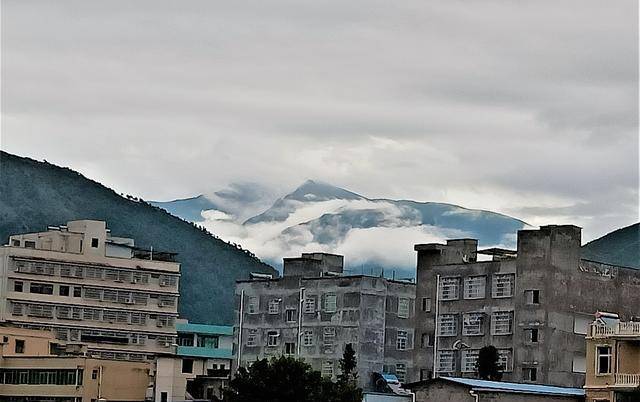 而这座卫星发射中心就位于冕宁县,与这座泸沽小镇仅一山之隔,登山到