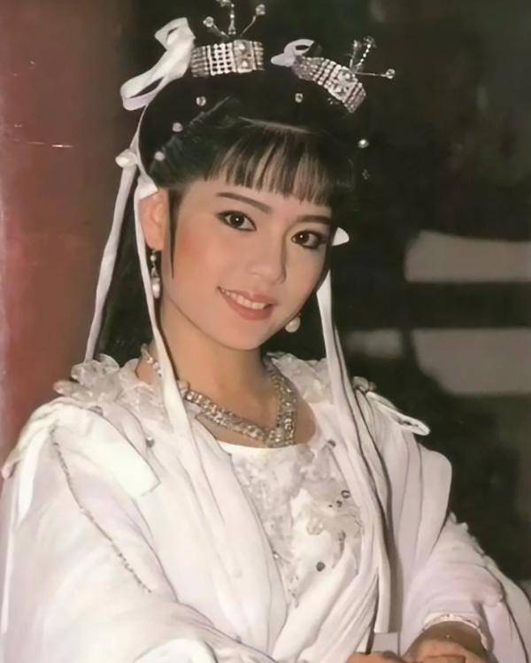 狄莺亲手送走两个弟弟后母亲又病逝,她悲痛欲绝哀嚎:我不想活了_手机