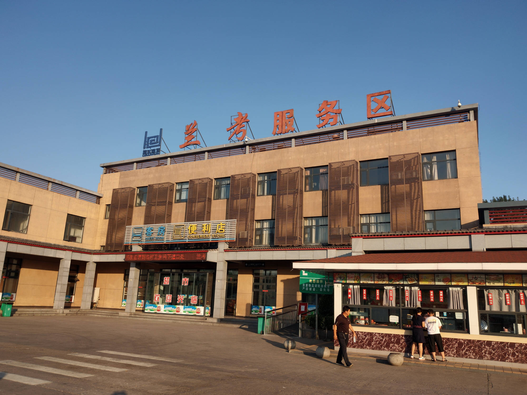 1800多公里的奔波,每次在服务区停车时唐dm都是一道独特的风景,尤其是