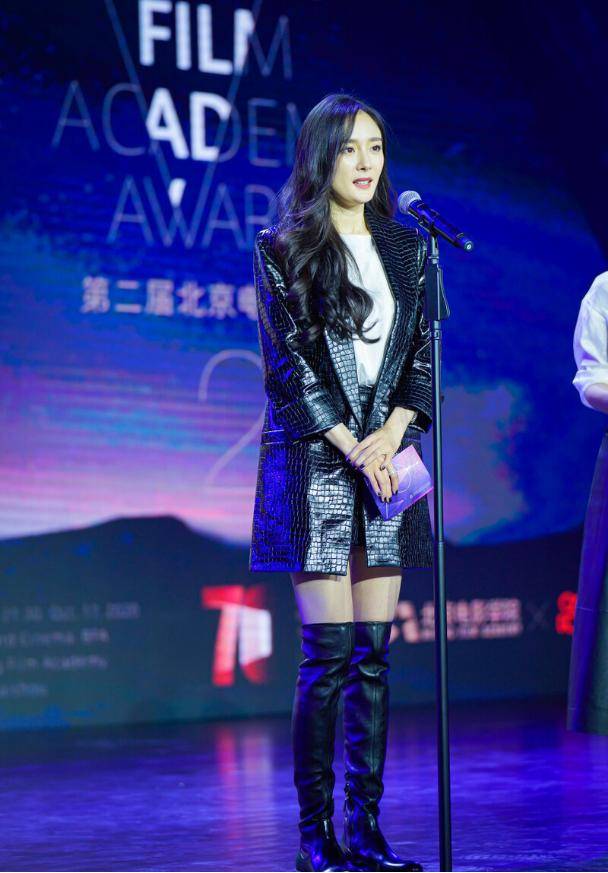 杨幂的腿精身材好招摇穿皮靴又直又细双腿线条美到不真实