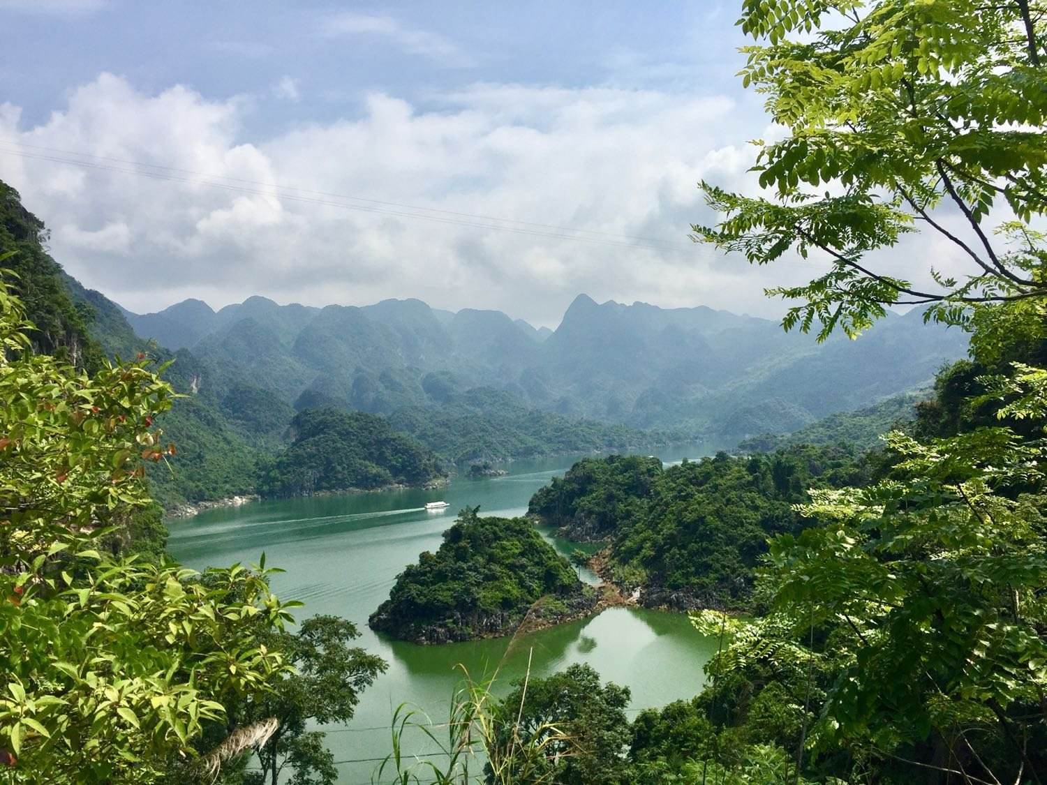 黔西南布依族苗族自治州,首府興義市,位於滇黔桂三省(區)結合部.