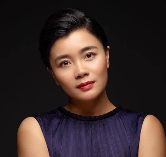 并都曾以中国名命名,这无疑是体操运动员的最高荣誉,比如"马艳红下","