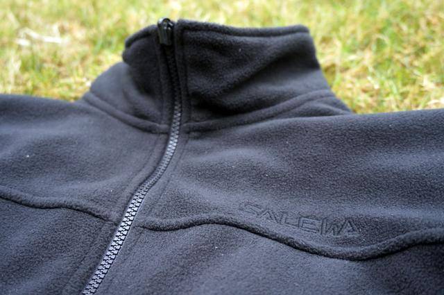 抓绒内胆的面料主要是采用双摇双刷聚暖抓绒,这种面料能够更好地聚集