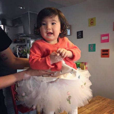 服亲子装,郑希怡优雅大方,郑希怡女儿小浸浸穿粉色羽绒马甲童真可爱