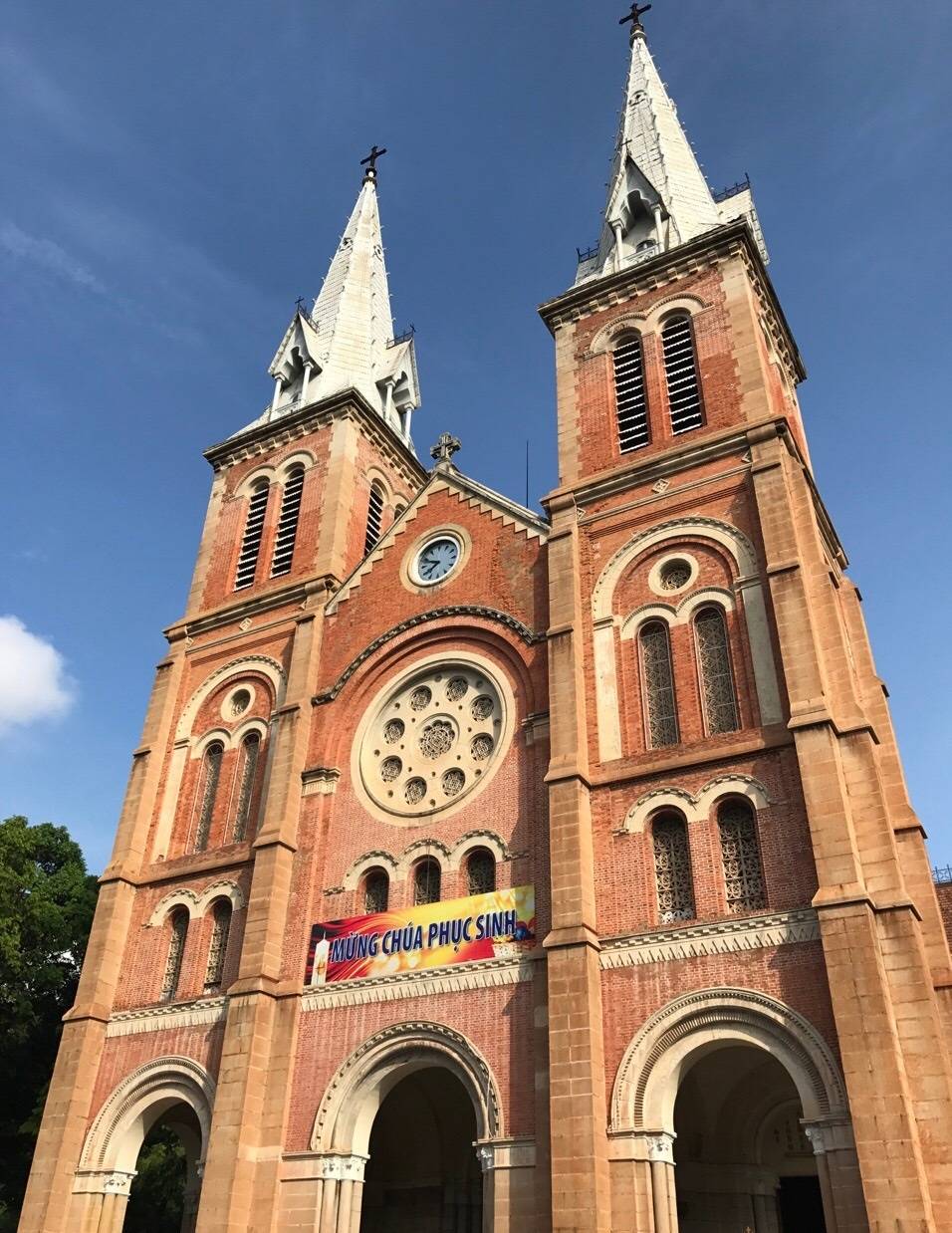 越南的西贡王公圣母教堂又称红教堂有浓浓的法式情怀