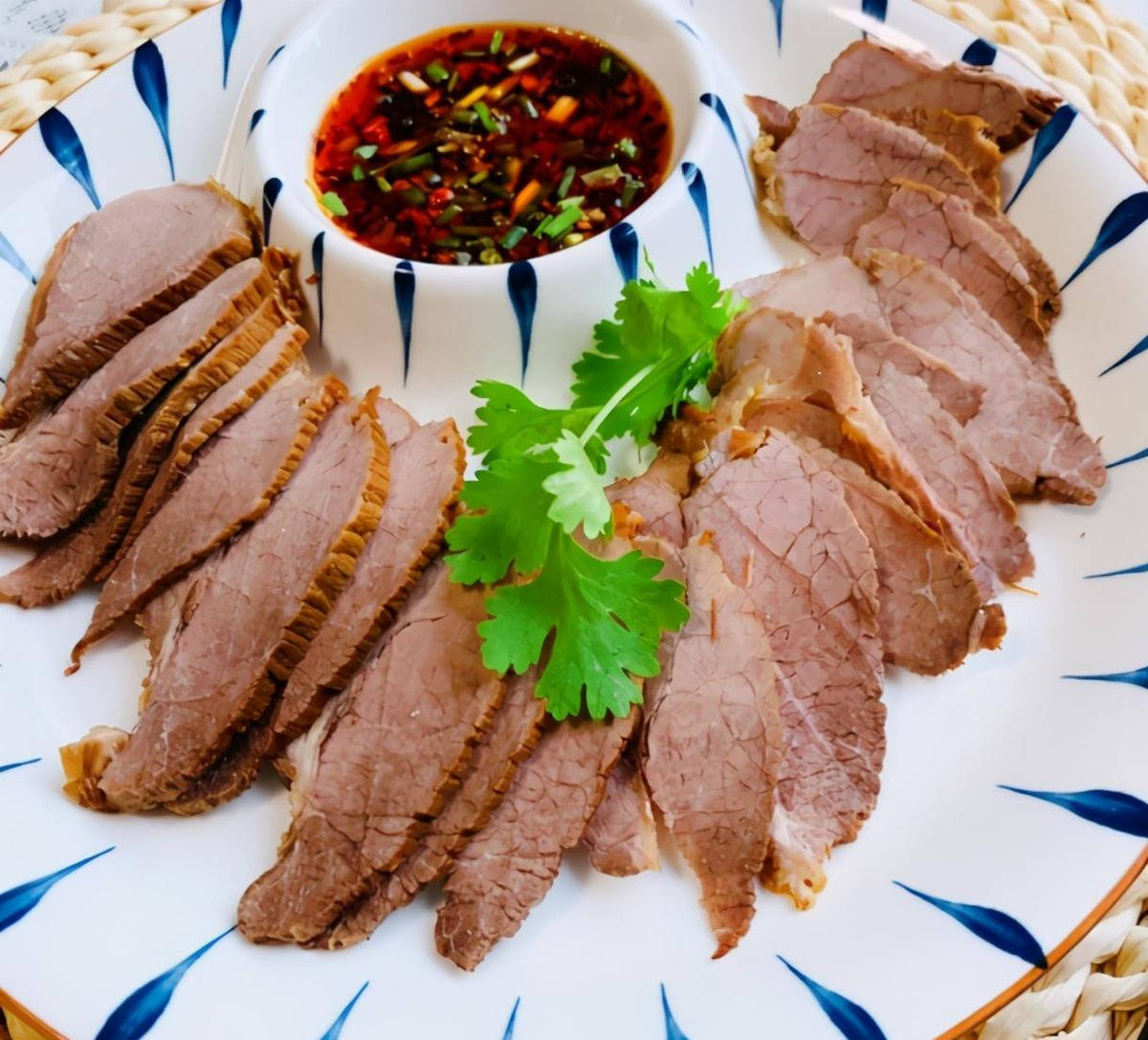 牛肉不管怎么做都好吃,今天是家庭版卤牛肉