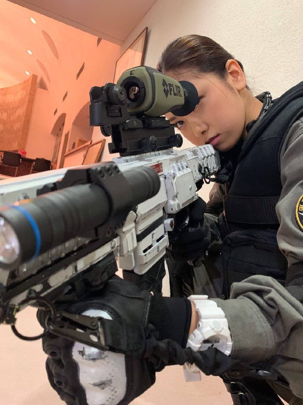 泽塔奥特曼:洋子前辈再出写真,一股cs味道,粉丝:好想要那把枪_手机