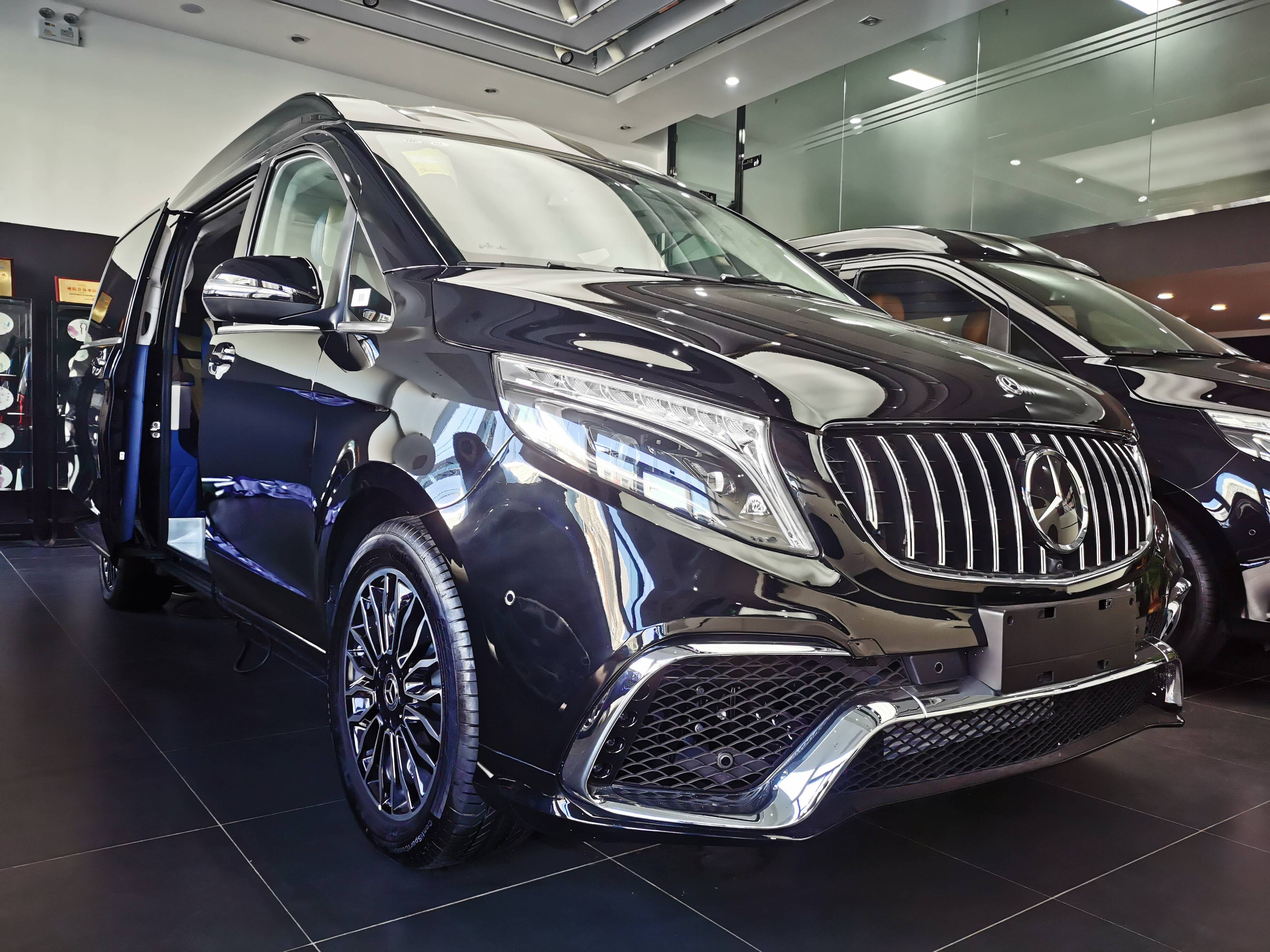 奔驰v260l中期改款,依旧没有影响到19款私人定制改装车的地位