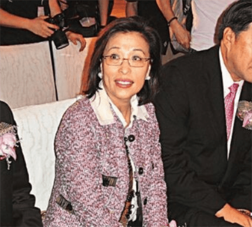 何鸿燊原配妻子的身体一直都不好,而李兆基的原配妻子刘惠娟则跑到了