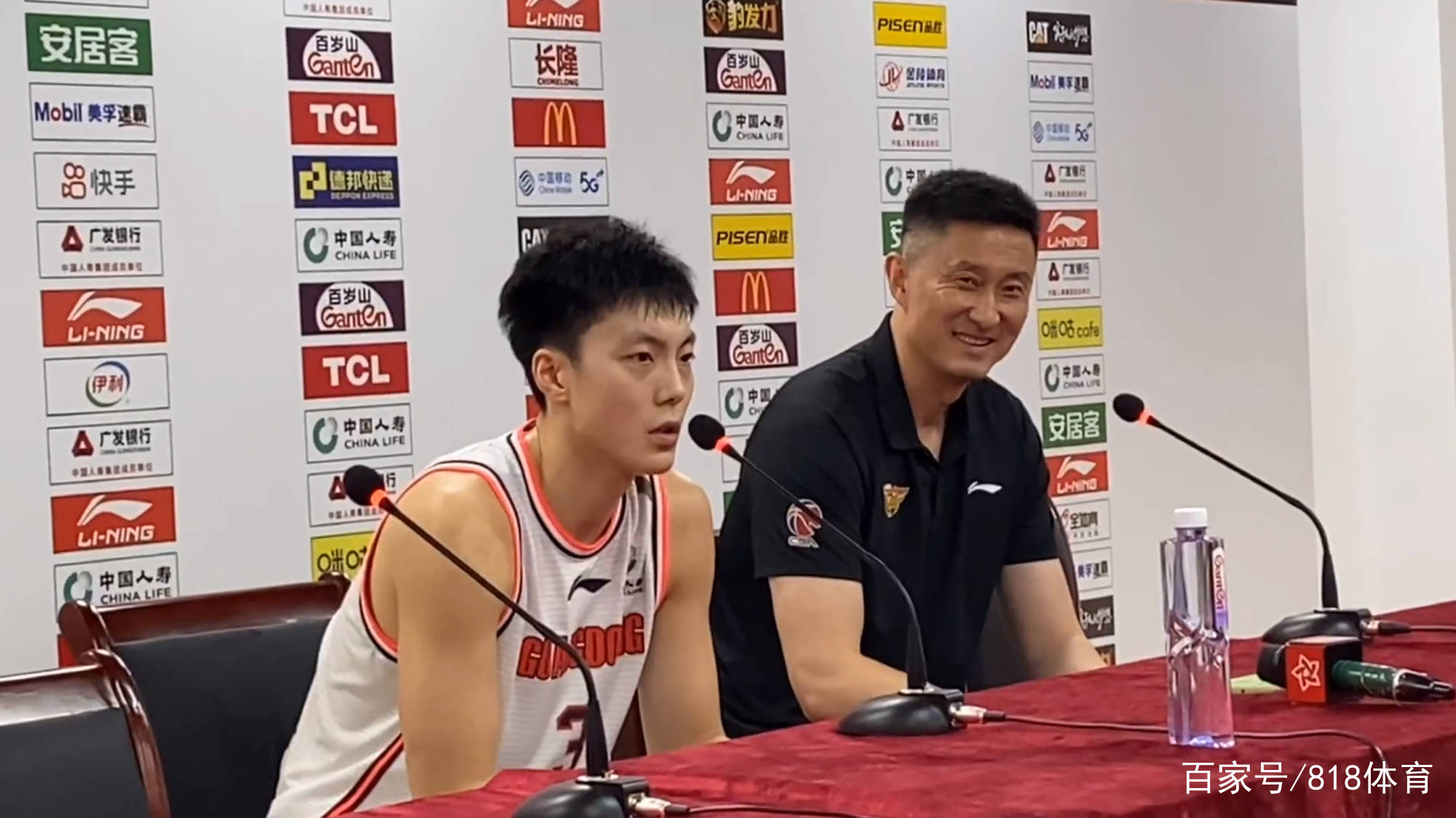 胡明轩2874创新高杜锋乐得合不拢嘴老队员的状态小胡谦虚