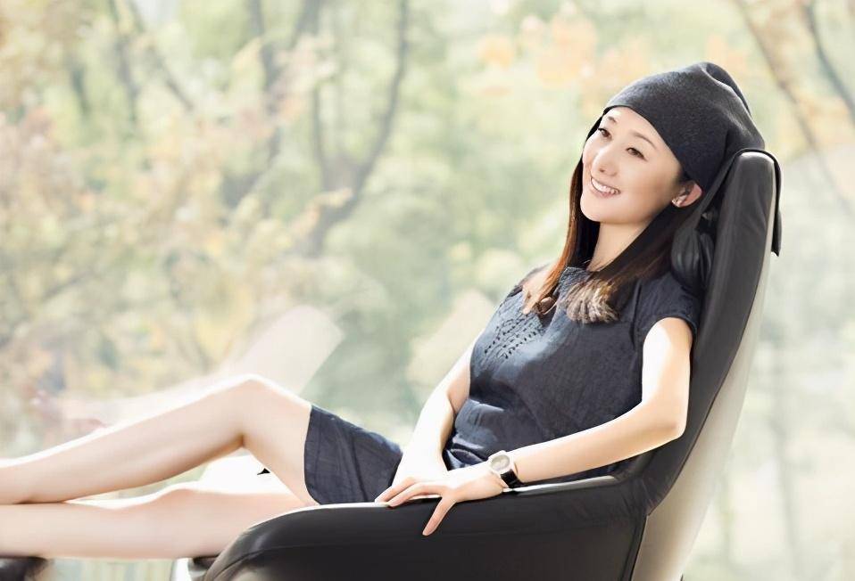 娟子虽然已经身材有些发福了,但视觉上仍给人妩媚感和温柔感,看起来