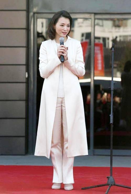 气质真装不出来,董卿一件随性衬衫都很有范,一姐真不是盖的!